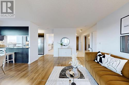 1017 - 185 Oneida Crescent, Richmond Hill, ON - Indoor Photo Showing Living Room