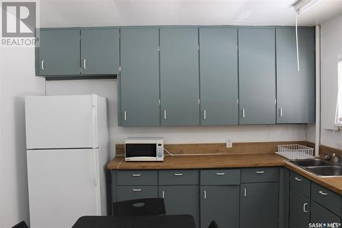 410 Main Street, Climax, SK - Indoor Photo Showing Kitchen With Double Sink