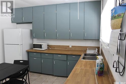 410 Main Street, Climax, SK - Indoor Photo Showing Kitchen With Double Sink