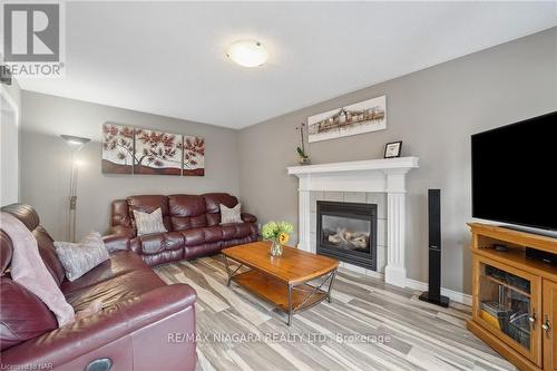 31 Graves Crescent, St. Catharines, ON - Indoor Photo Showing Living Room With Fireplace