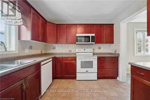 31 Graves Crescent, St. Catharines, ON - Indoor Photo Showing Kitchen With Double Sink