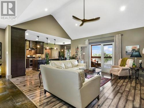 118 Galop Canal Road, Cardinal, ON - Indoor Photo Showing Living Room