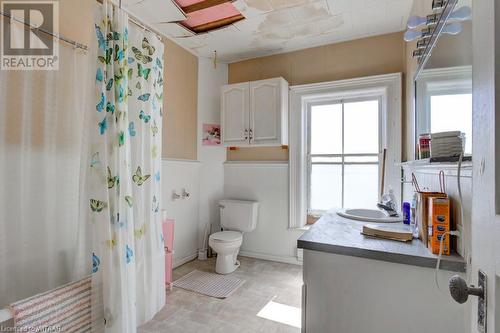 Upper Unit - 132 Tillson Avenue, Tillsonburg, ON - Indoor Photo Showing Bathroom