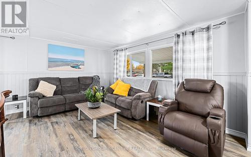 20 Weeping Willow Drive, Innisfil, ON - Indoor Photo Showing Living Room