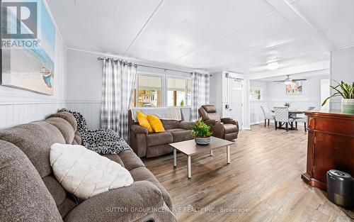 20 Weeping Willow Drive, Innisfil, ON - Indoor Photo Showing Living Room