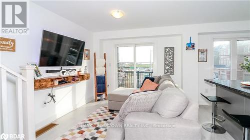 66 Pumpkin Corner Crescent, Barrie, ON - Indoor Photo Showing Living Room