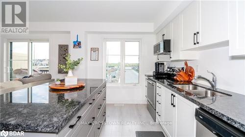 66 Pumpkin Corner Crescent, Barrie, ON - Indoor Photo Showing Kitchen With Double Sink With Upgraded Kitchen