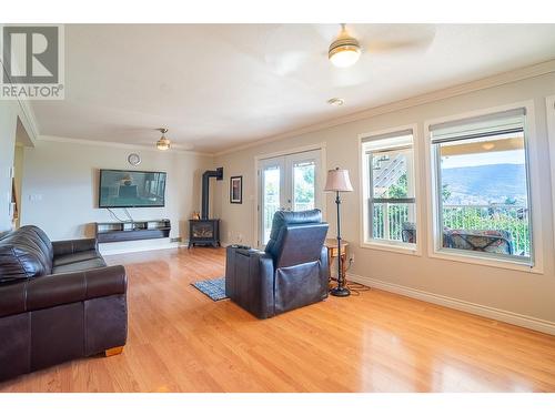 6500 Macdonald Place, Summerland, BC - Indoor Photo Showing Living Room