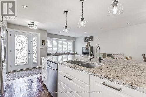 3292 Grechen Road, Mississauga, ON - Indoor Photo Showing Kitchen With Double Sink With Upgraded Kitchen