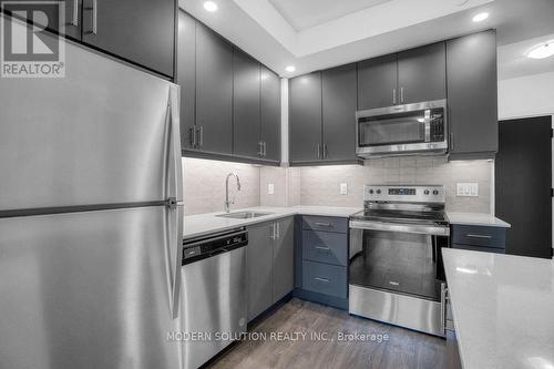 426 - 3200 William Coltson Avenue, Oakville, ON - Indoor Photo Showing Kitchen With Stainless Steel Kitchen With Upgraded Kitchen