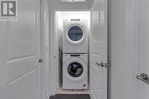 426 - 3200 William Coltson Avenue, Oakville, ON - Indoor Photo Showing Laundry Room