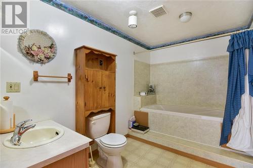 3951 County Road 18 Road, Prescott, ON - Indoor Photo Showing Bathroom