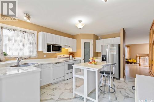 826 Budz Crescent, Saskatoon, SK - Indoor Photo Showing Kitchen With Double Sink