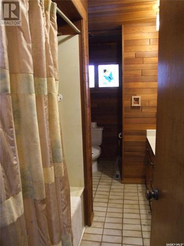 313 21 Highway N, Leader, SK - Indoor Photo Showing Bathroom