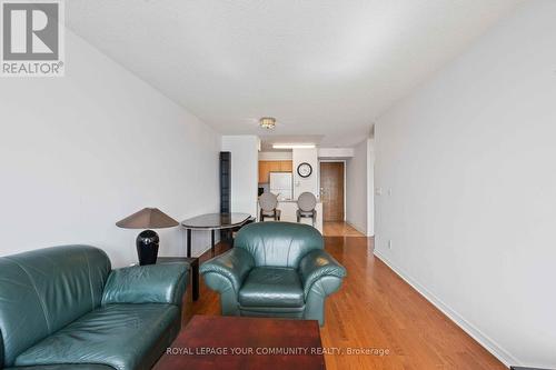 909 - 23 Oneida Crescent, Richmond Hill, ON - Indoor Photo Showing Living Room