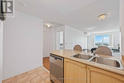 909 - 23 Oneida Crescent, Richmond Hill, ON - Indoor Photo Showing Kitchen With Double Sink