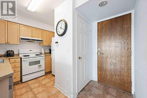 909 - 23 Oneida Crescent, Richmond Hill, ON - Indoor Photo Showing Kitchen