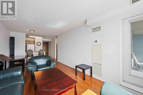 909 - 23 Oneida Crescent, Richmond Hill, ON - Indoor Photo Showing Living Room