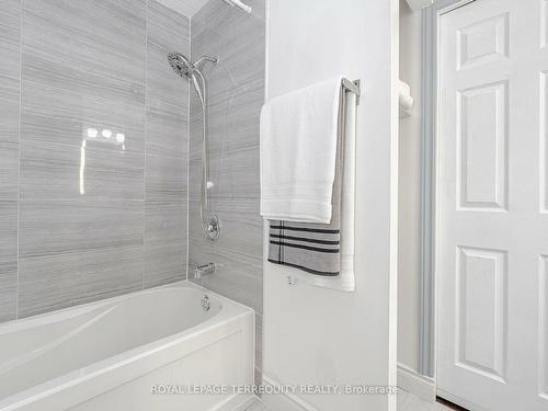 10-2145 Sherobee Rd, Mississauga, ON - Indoor Photo Showing Bathroom