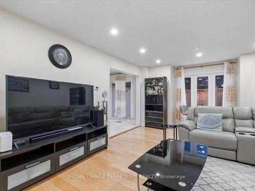 69 Shady Pine Circ, Brampton, ON - Indoor Photo Showing Living Room