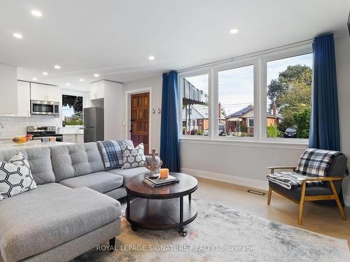 58 Woodbridge Rd, Hamilton, ON - Indoor Photo Showing Living Room