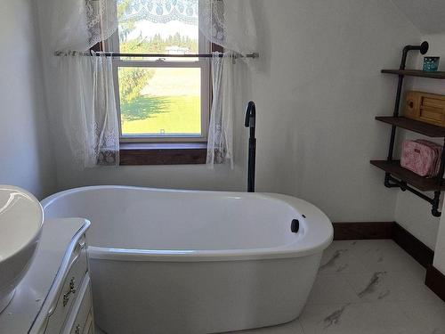 515163 2Nd Line, Amaranth, ON - Indoor Photo Showing Bathroom