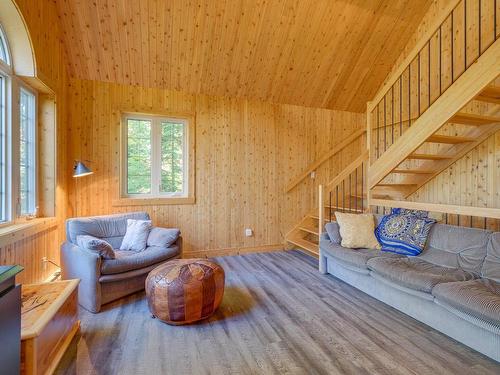 Salon - 21 Ch. Du Lac St-Pierre, Saint-Gabriel-Lalemant, QC - Indoor Photo Showing Living Room