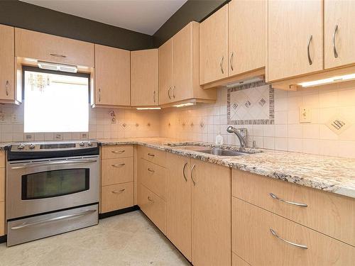 703-139 Clarence St, Victoria, BC - Indoor Photo Showing Kitchen