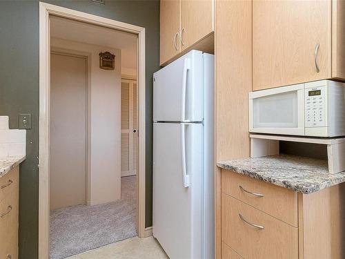 703-139 Clarence St, Victoria, BC - Indoor Photo Showing Kitchen