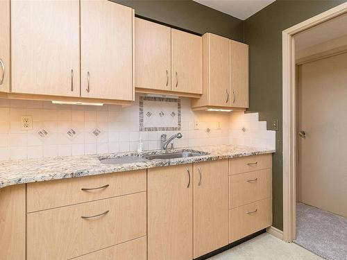 703-139 Clarence St, Victoria, BC - Indoor Photo Showing Kitchen