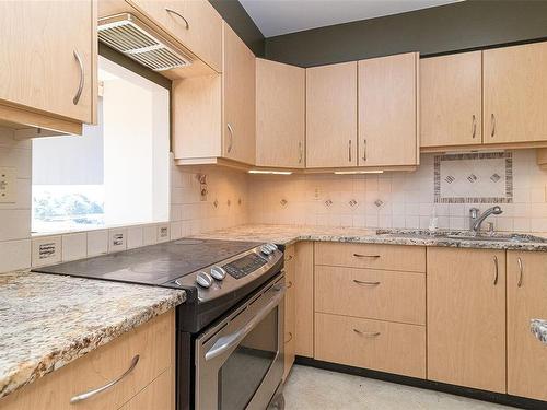 703-139 Clarence St, Victoria, BC - Indoor Photo Showing Kitchen