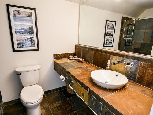 207-554 Marine Dr, Ucluelet, BC - Indoor Photo Showing Bathroom