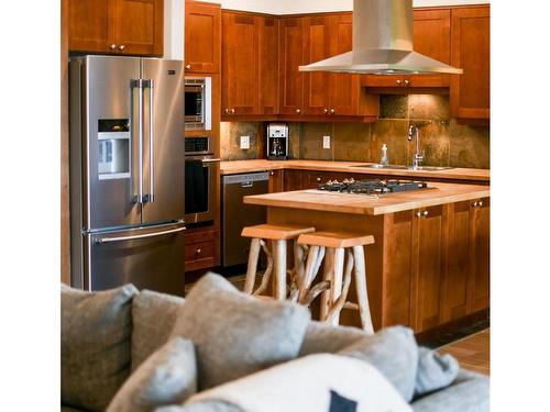 207-554 Marine Dr, Ucluelet, BC - Indoor Photo Showing Kitchen