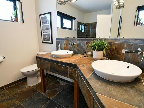 207-554 Marine Dr, Ucluelet, BC - Indoor Photo Showing Bathroom