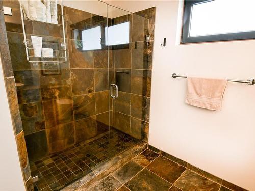 207-554 Marine Dr, Ucluelet, BC - Indoor Photo Showing Bathroom