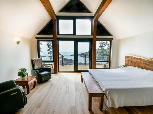 207-554 Marine Dr, Ucluelet, BC - Indoor Photo Showing Bedroom