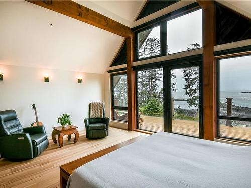 207-554 Marine Dr, Ucluelet, BC - Indoor Photo Showing Bedroom