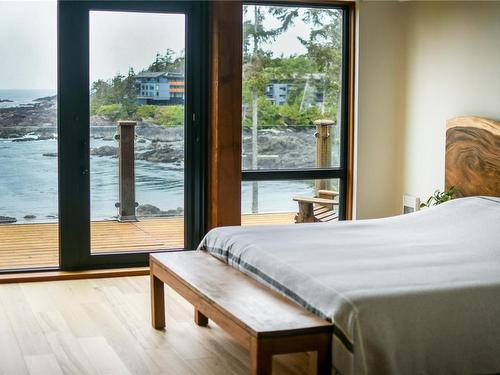 207-554 Marine Dr, Ucluelet, BC - Indoor Photo Showing Bedroom