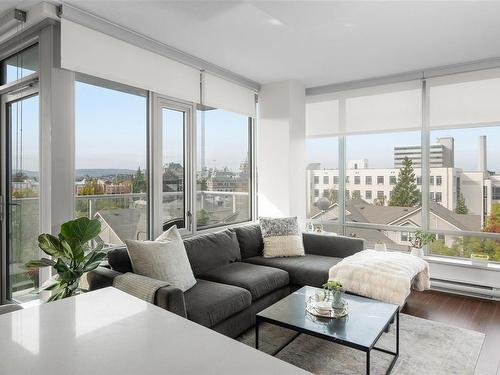 506-646 Michigan St, Victoria, BC - Indoor Photo Showing Living Room