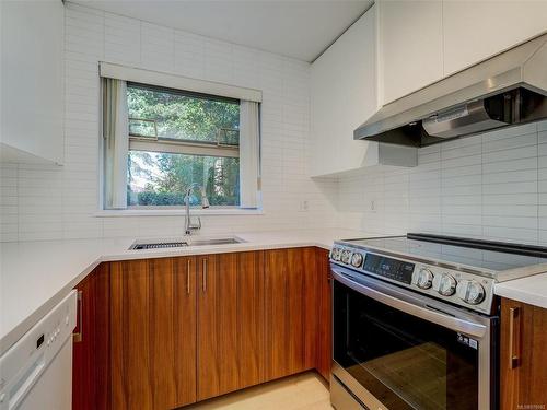 102-535 Manchester Rd, Victoria, BC - Indoor Photo Showing Kitchen