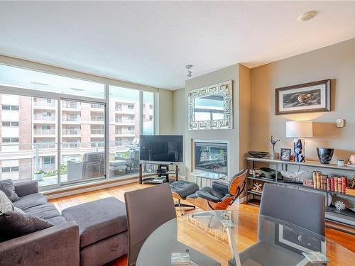 304-68 Songhees Rd, Victoria, BC - Indoor Photo Showing Living Room With Fireplace