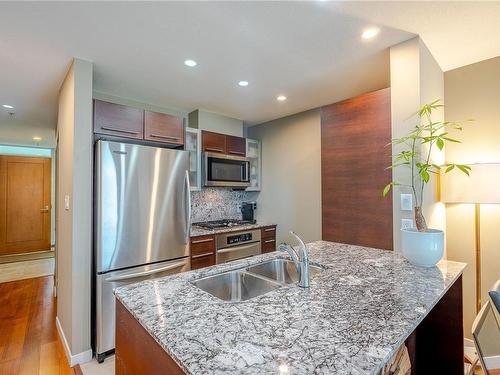 304-68 Songhees Rd, Victoria, BC - Indoor Photo Showing Kitchen With Double Sink With Upgraded Kitchen