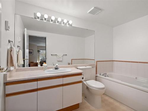 4157-2600 Ferguson Rd, Central Saanich, BC - Indoor Photo Showing Bathroom