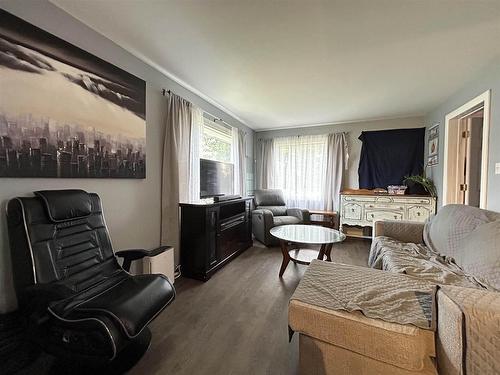 200 Sixth Street W, Fort Frances, ON - Indoor Photo Showing Living Room