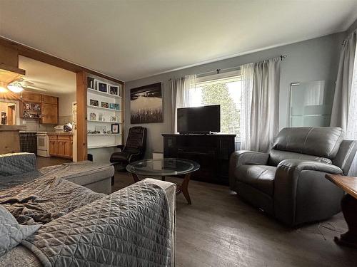 200 Sixth Street W, Fort Frances, ON - Indoor Photo Showing Living Room