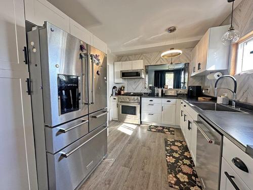 124 Seventh Street, Nipigon, ON - Indoor Photo Showing Kitchen With Upgraded Kitchen