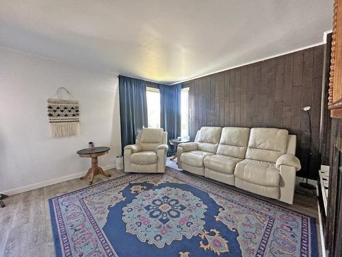 124 Seventh Street, Nipigon, ON - Indoor Photo Showing Living Room