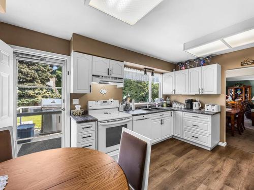 2370 Greenfield Ave, Kamloops, BC - Indoor Photo Showing Kitchen With Double Sink