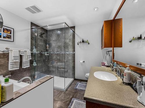 2370 Greenfield Ave, Kamloops, BC - Indoor Photo Showing Bathroom