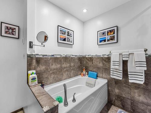 2370 Greenfield Ave, Kamloops, BC - Indoor Photo Showing Bathroom